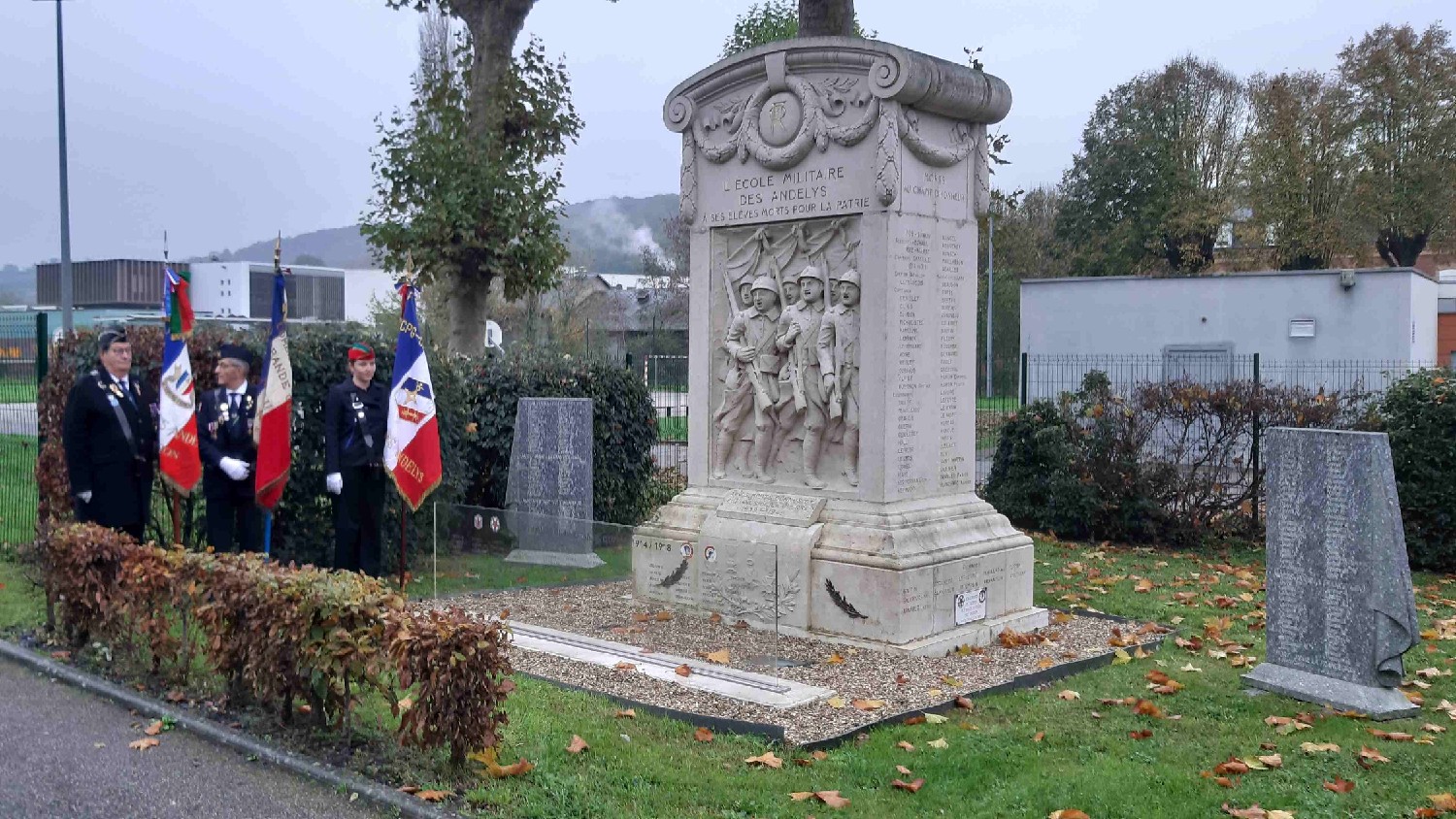 Z2411-11 aux Andelys 02 - Au Monument aux Morts de l'EMP