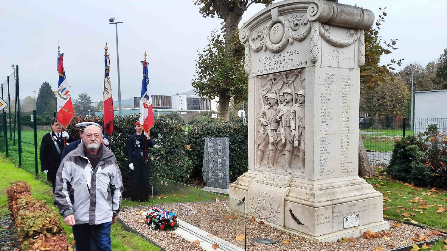 Z2411-11 aux Andelys 04 - Au Monument aux Morts de l'EMP