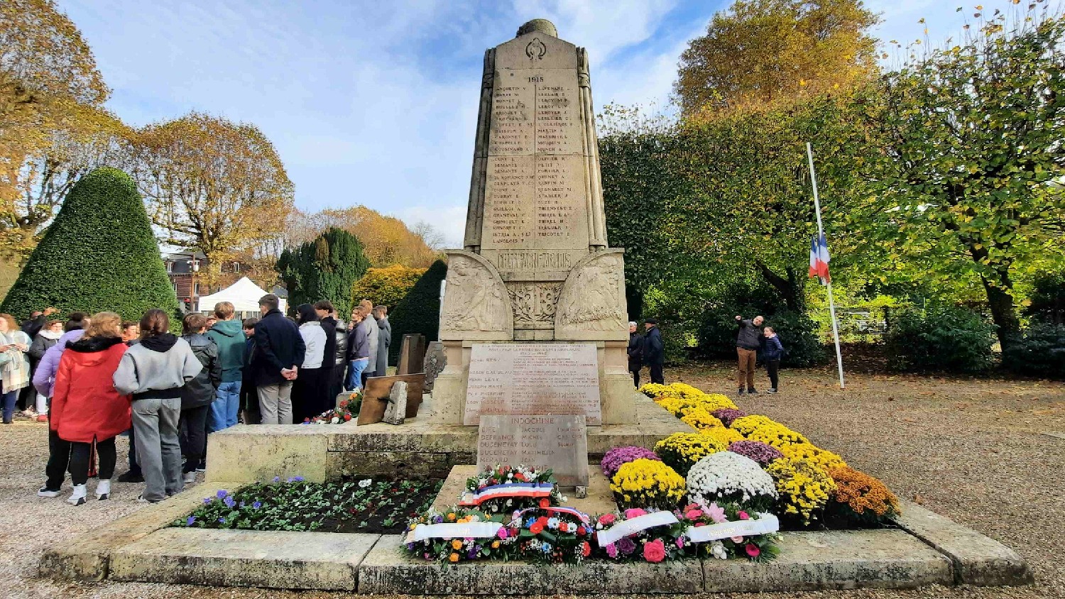 Z2411-11 aux Andelys 43 - Monument aux Morts