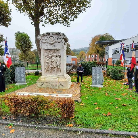 Z2411-11 aux Andelys 01 - Au Monument aux Morts de l'EMP