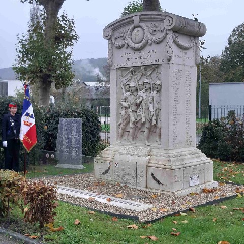 Z2411-11 aux Andelys 02 - Au Monument aux Morts de l'EMP