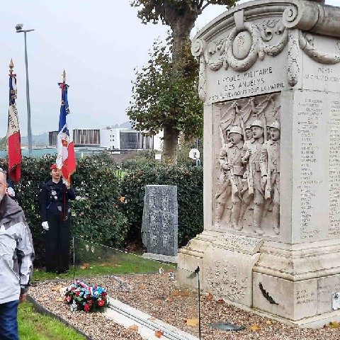 Z2411-11 aux Andelys 04 - Au Monument aux Morts de l'EMP