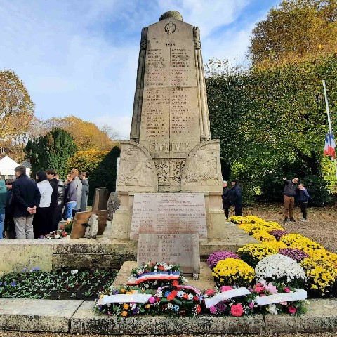 Z2411-11 aux Andelys 43 - Monument aux Morts