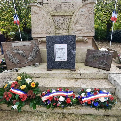 Z2411-11 aux Andelys 44 - Monument aux Morts de face