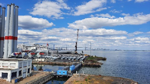 Z2205-30 GDGW St Nazaire 67 Mats generatrices et pales d'eoliennes