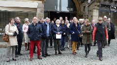 Z2303-17 Vannes 48 Groupe 2 devant la cathedrale