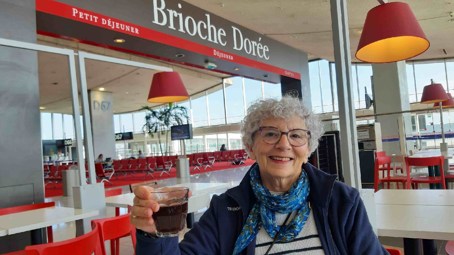 Z2406-12 J1 005 CDG Roissy Michèle - Mimi Perrin Attente embarquement