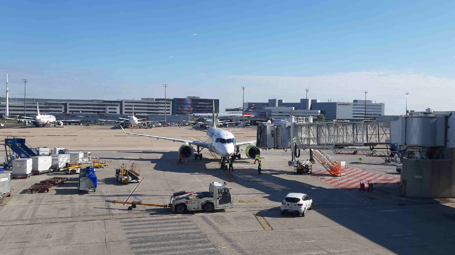 Z2406-12 J1 008 CDG Roissy Notre avion AirBaltic arrive sur le tarmac