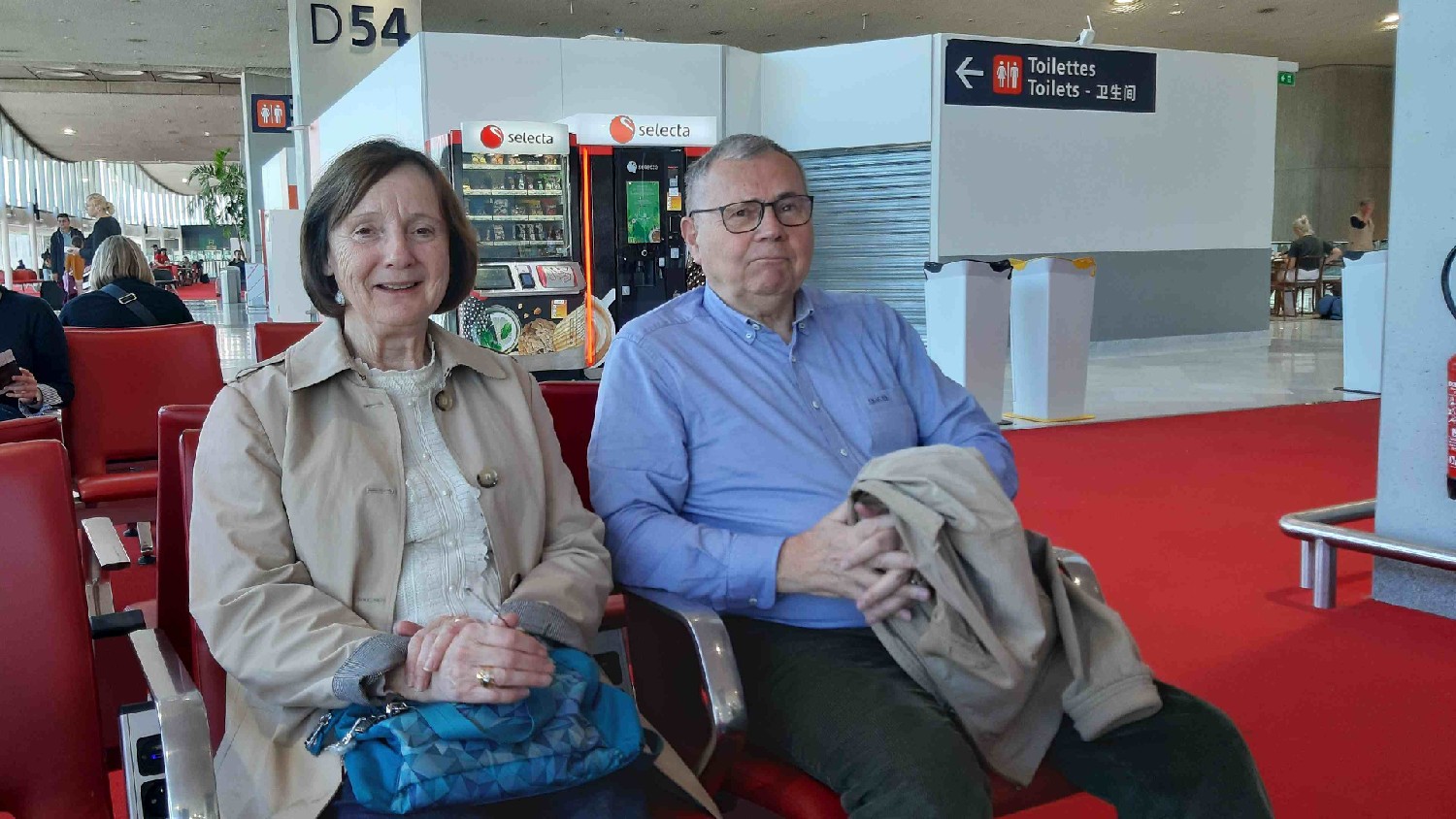 Z2406-12 J1 009 CDG Roissy Hélène et Quentin Deurbergue Attente embarquement