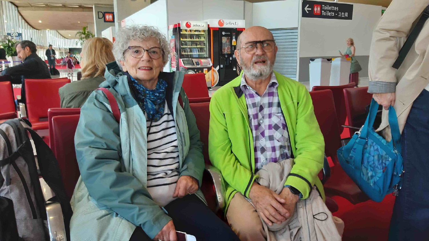 Z2406-12 J1 011 CDG Roissy Mimi et Bernard Perrin Attente embarquement