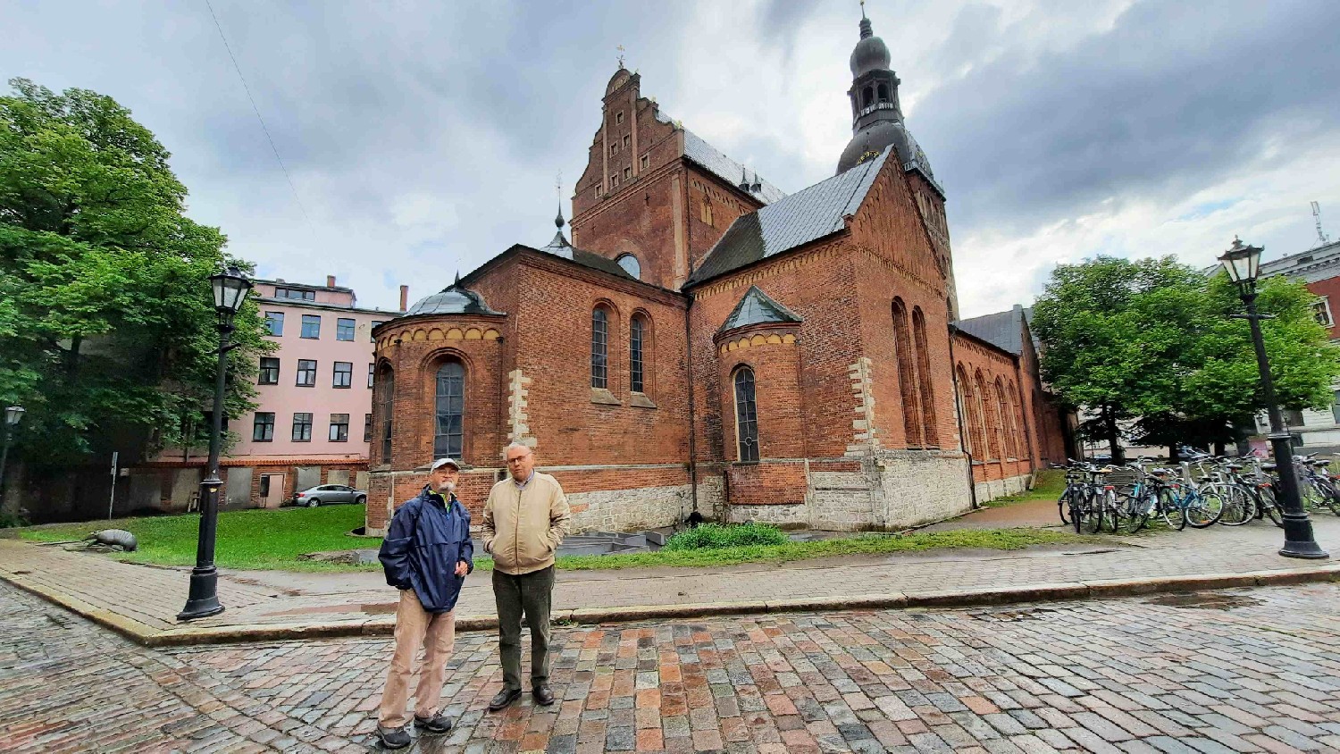 Z2406-12 J1 036 Riga B Perrin et Q Deurbergue devant la Cathédrale protestante