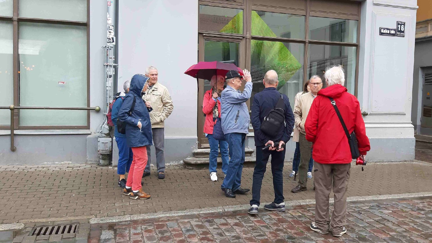 Z2406-12 J1 042 Riga Groupe sous la pluie Kalku Iela