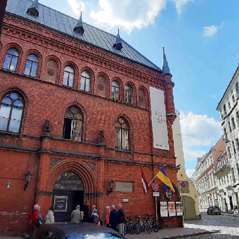 Z2406-13 J2 060 Riga Groupe devant l'entrée du Musée d’Histoire et de la Navigation