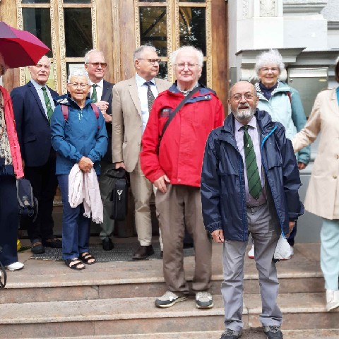 Z2406-13 J2 078 Riga Groupe devant l'Ambassade de France - Montage