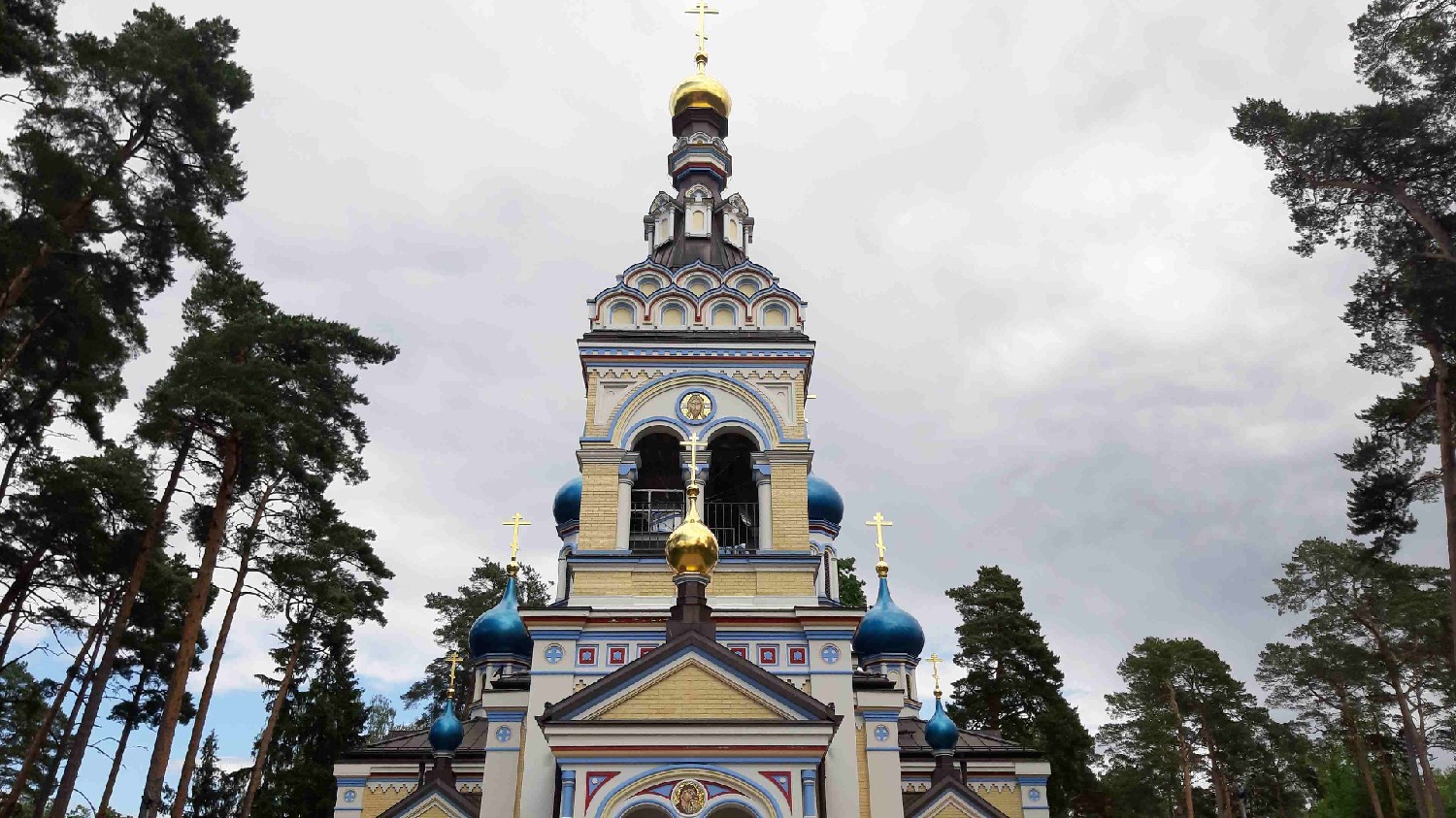 Z2406-14 J3 134 Jurmala glise orthodoxe - le mauvais temps menace