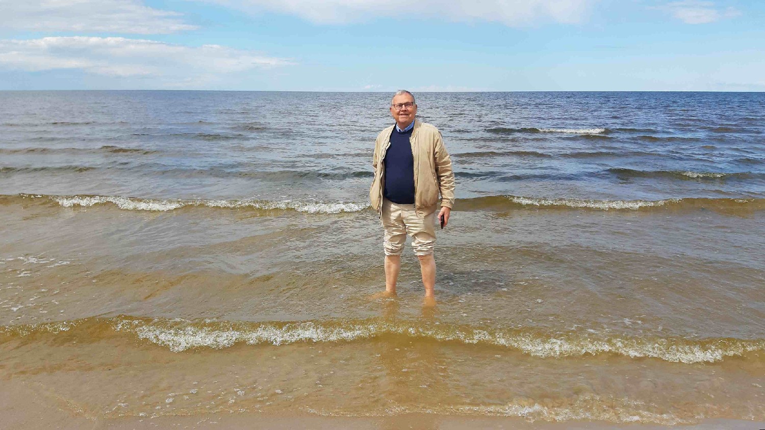 Z2406-14 J3 142 Jurmala Sur la plage - Quentin se baigne les pieds