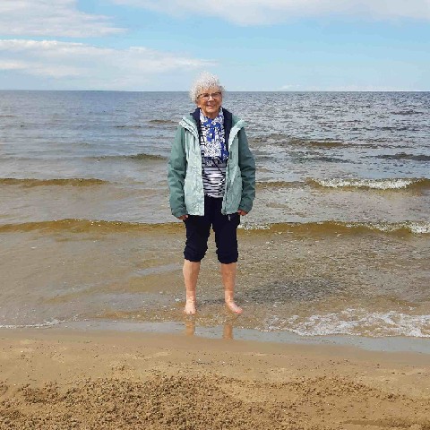 Z2406-14 J3 143 Jurmala Sur la plage - Mimi se baigne les pieds