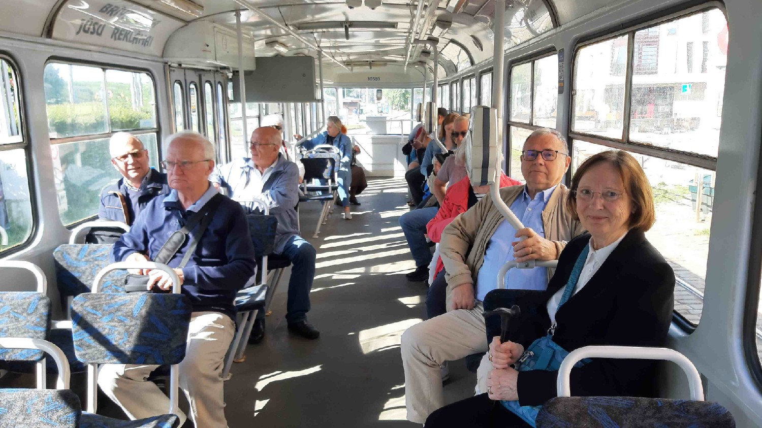 Z2406-16 J5 241 - Riga - Groupe dans le tramway 5