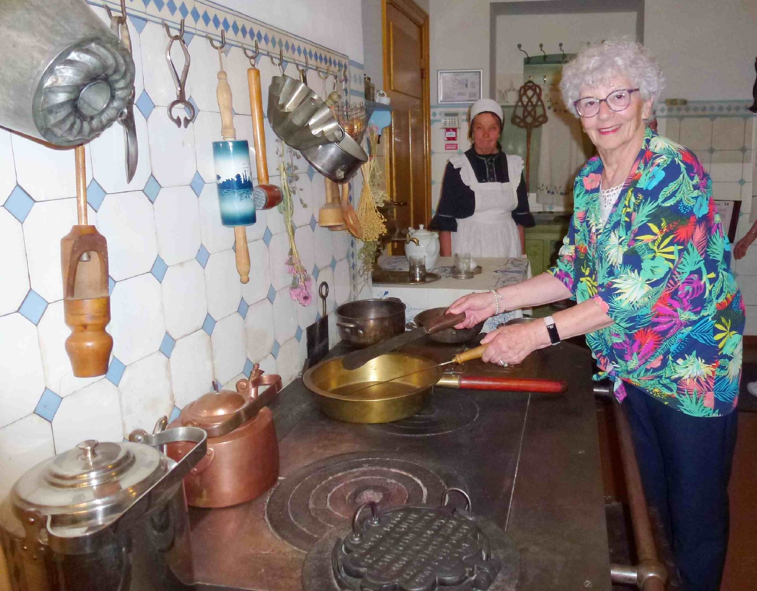 Z2406-16 J5 274 Riga - au Musée d'Art Nouveau - la maitresse de maison met la main à la cuisine