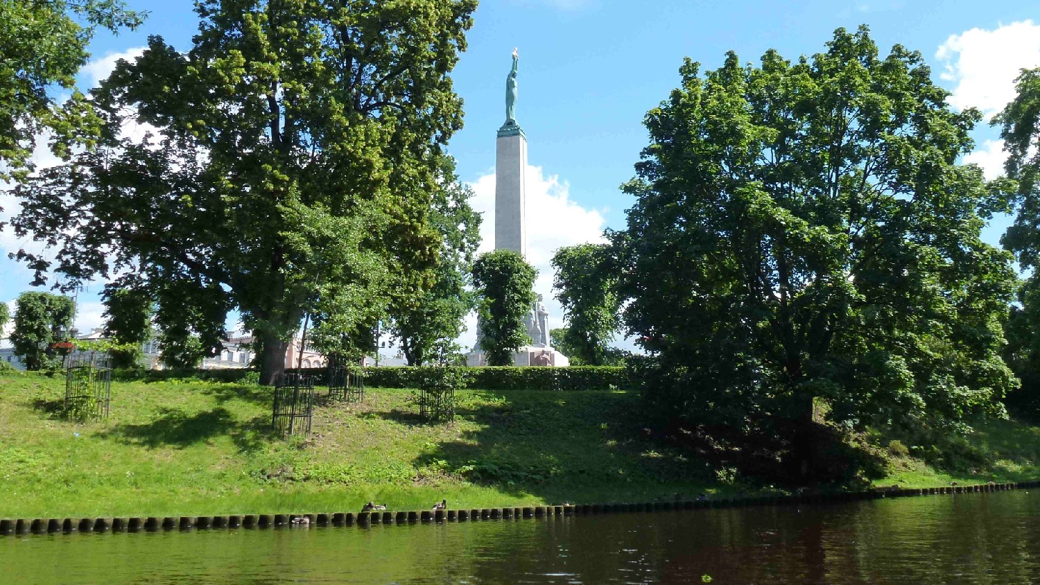 Z2406-16 J5 320 Riga - Promenade sur le canal urbain