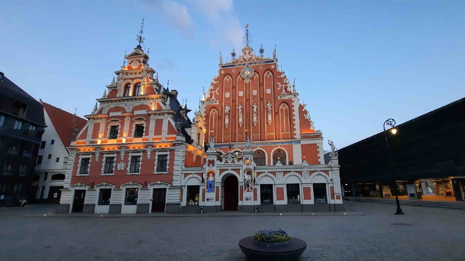 Z2406-16 J5 365 Riga - Balade du soir de Mimi - La ville est déjà endormie - À nous