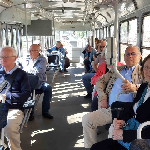 Z2406-16 J5 241 - Riga - Groupe dans le tramway 5