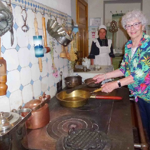 Z2406-16 J5 274 Riga - au Musée d'Art Nouveau - la maitresse de maison met la main à la cuisine