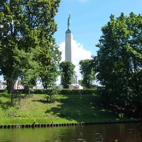 Z2406-16 J5 320 Riga - Promenade sur le canal urbain