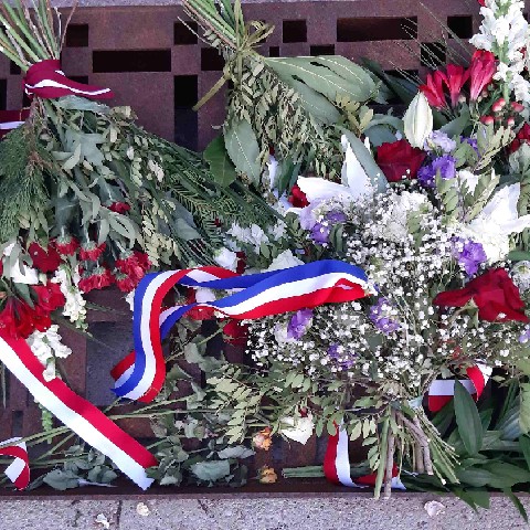 Z2406-16 J5 362 Riga - Mémorial dédié aux victimes de l'occupation soviétique - Gerbe de l'Ambassade de France