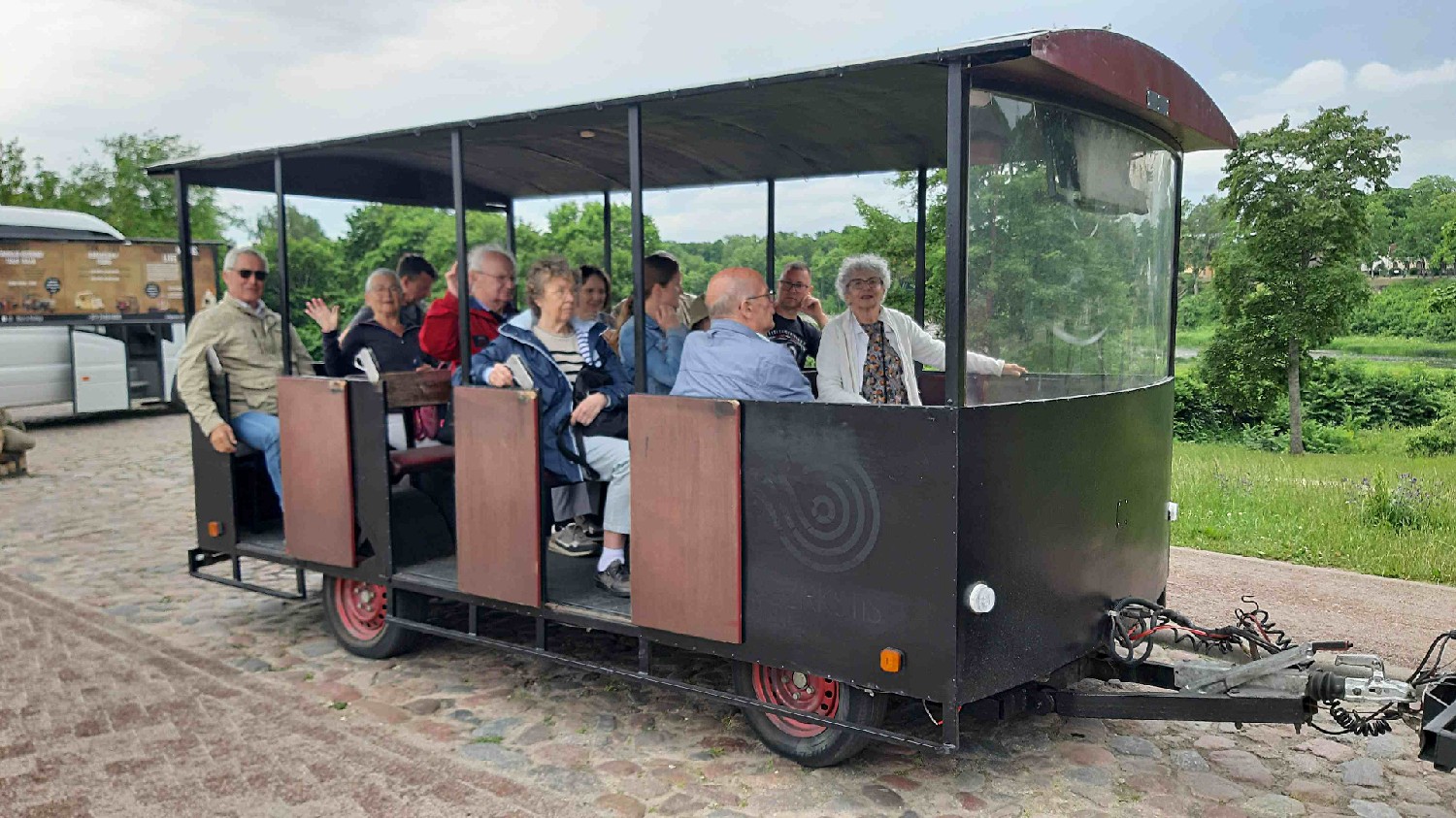 Z2406-17 J6 379 Kuldiga - le petit train 'Ludis'