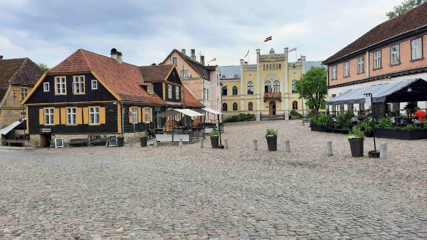 Z2406-17 J6 387 Kuldiga - à gauche notre resto Pagrabins