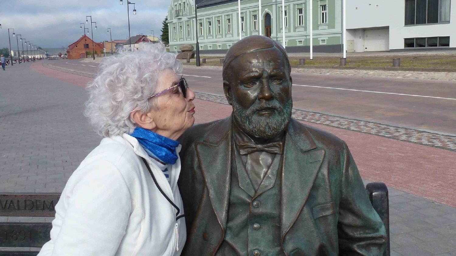 Z2406-17 J6 431a Ventspils - Mimi et le beau monsieur sur le banc