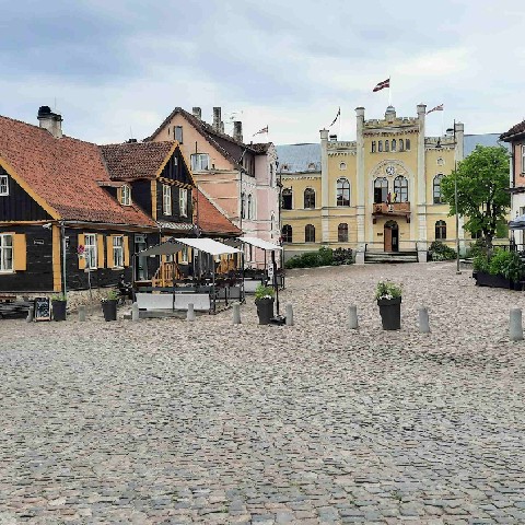 Z2406-17 J6 387 Kuldiga - à gauche notre resto Pagrabins