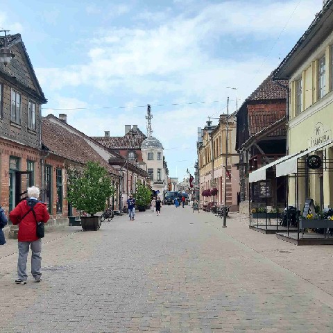 Z2406-17 J6 397 Kuldiga - Balade en ville - Claude et André