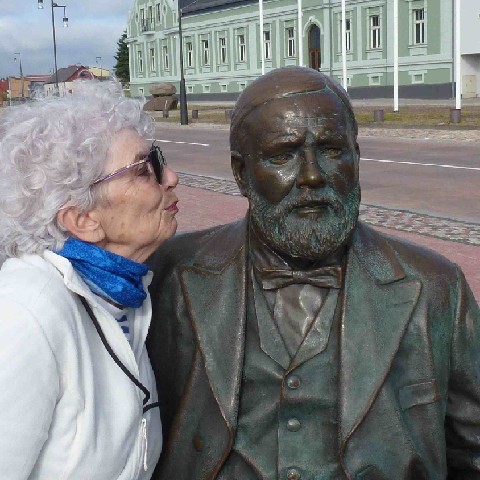 Z2406-17 J6 431a Ventspils - Mimi et le beau monsieur sur le banc