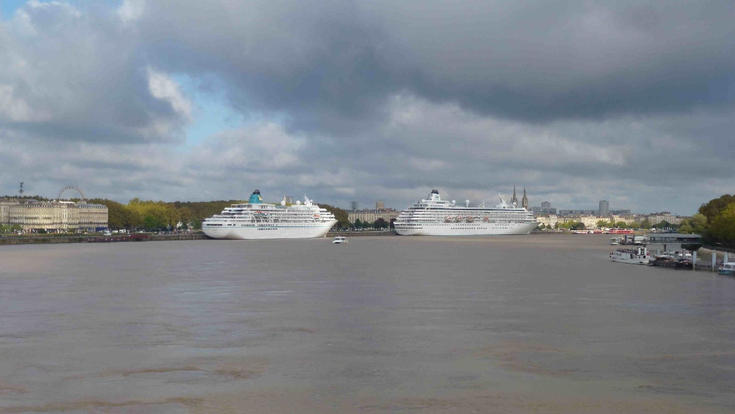 Z2410-03 GDG 26 Bordeaux - Immeubles flottants sur la garonne