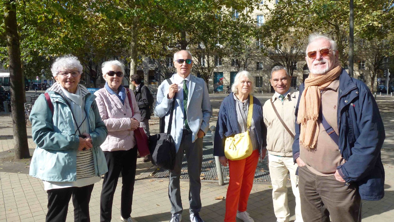 Z2410-03 GDG 31 Bordeaux - Ce groupe attend le Tram