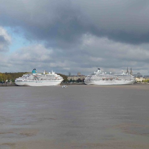 Z2410-03 GDG 26 Bordeaux - Immeubles flottants sur la garonne